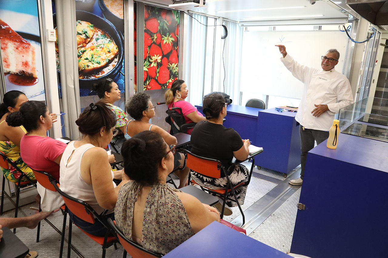 Começam aulas gratuitas na carreta-escola estacionada em São Conrado