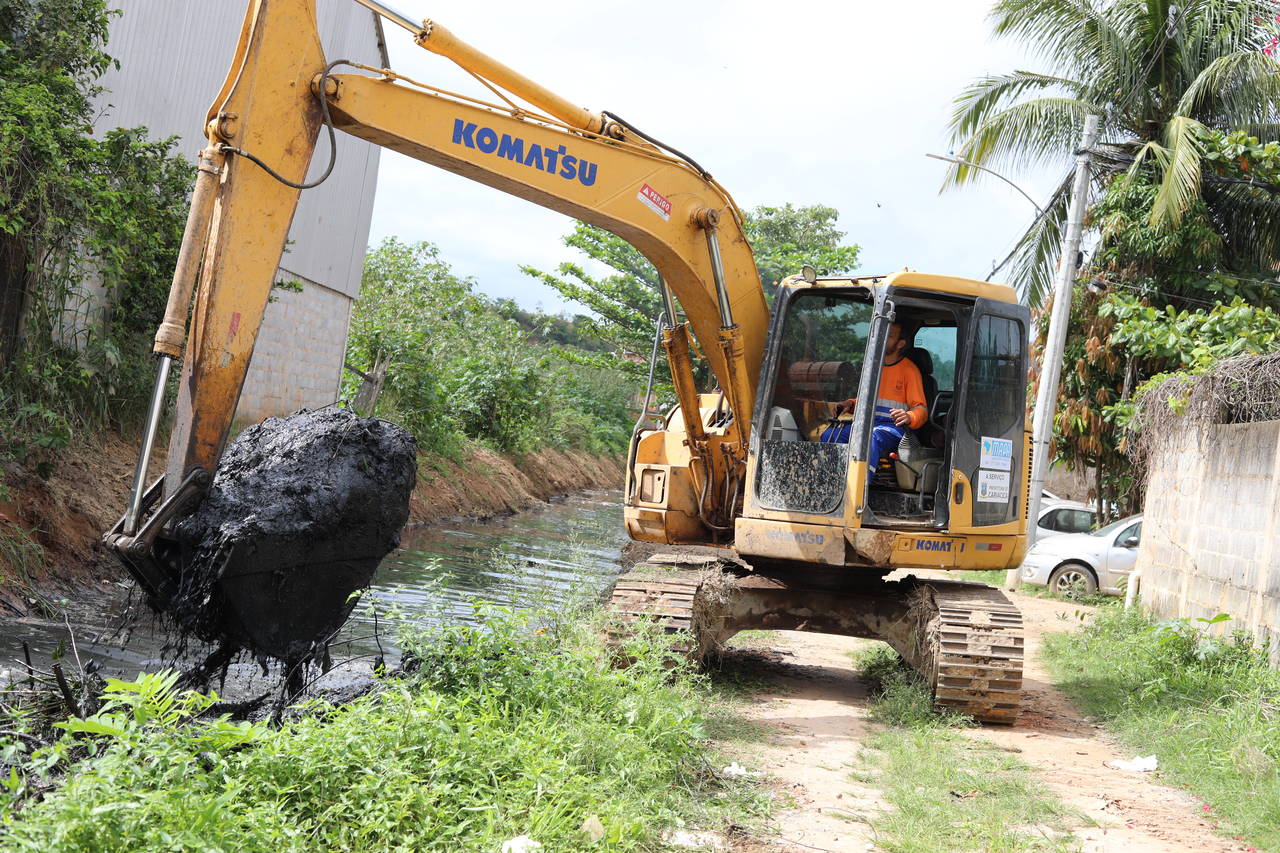 Secretaria de Serviços amplia ações de limpeza de canais 