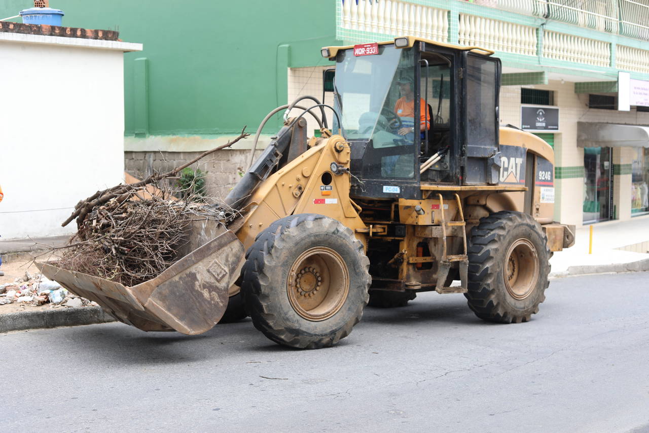 Serviços: cata-treco recolhe resíduos nos bairros Bandeirantes e Vista Mar