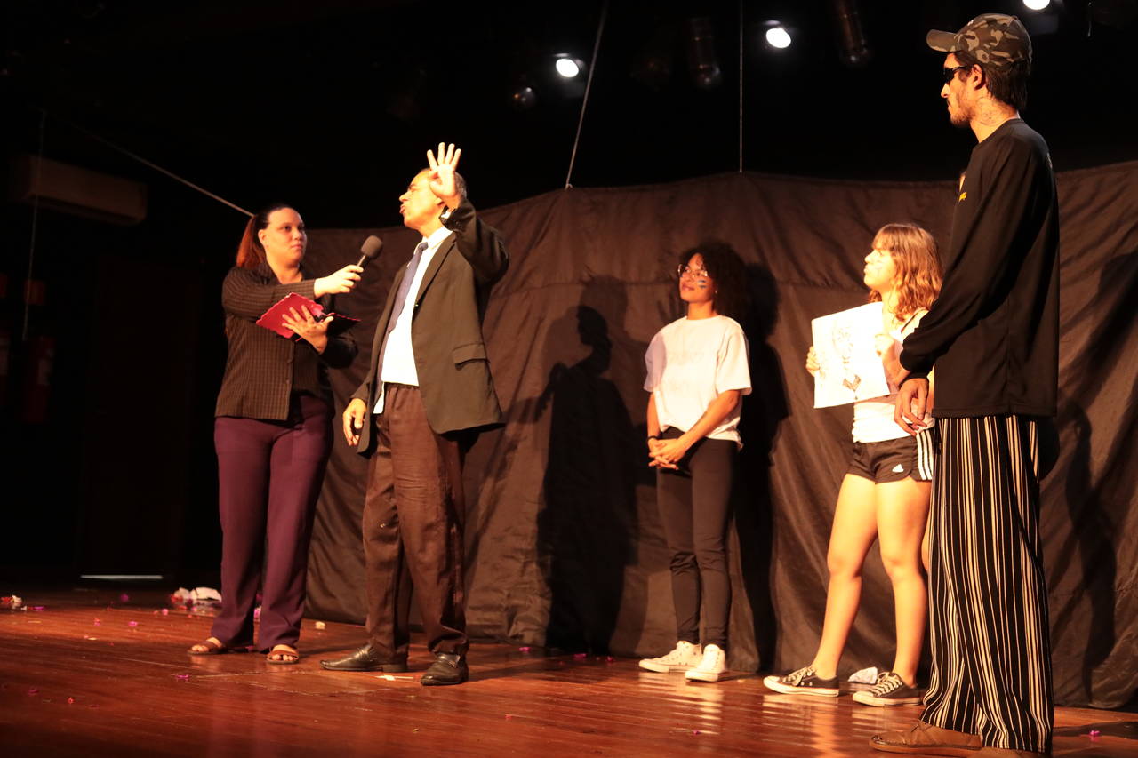 Curta a Quarta: encenação do Grupo Motim de Teatro promove reflexão sobre arte e a sociedade