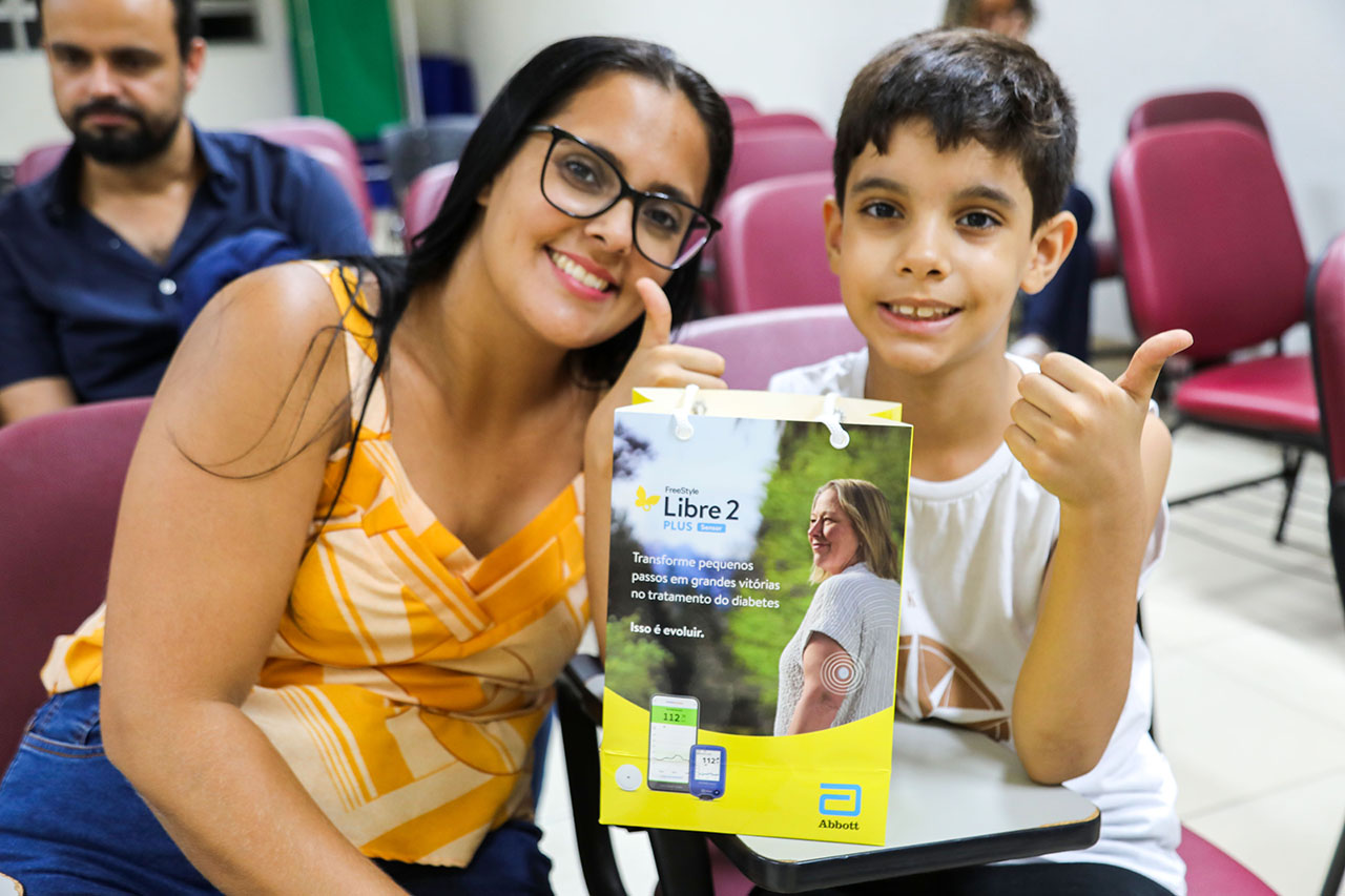 Saúde entrega mais sensores de monitoramento de glicose para crianças com diabetes