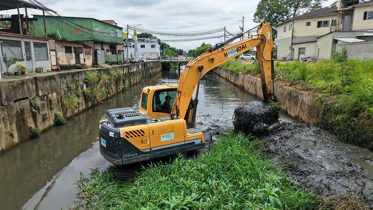 Limpeza de canais e tapa-buracos são algumas das ações realizadas pela Secretaria de Serviços 