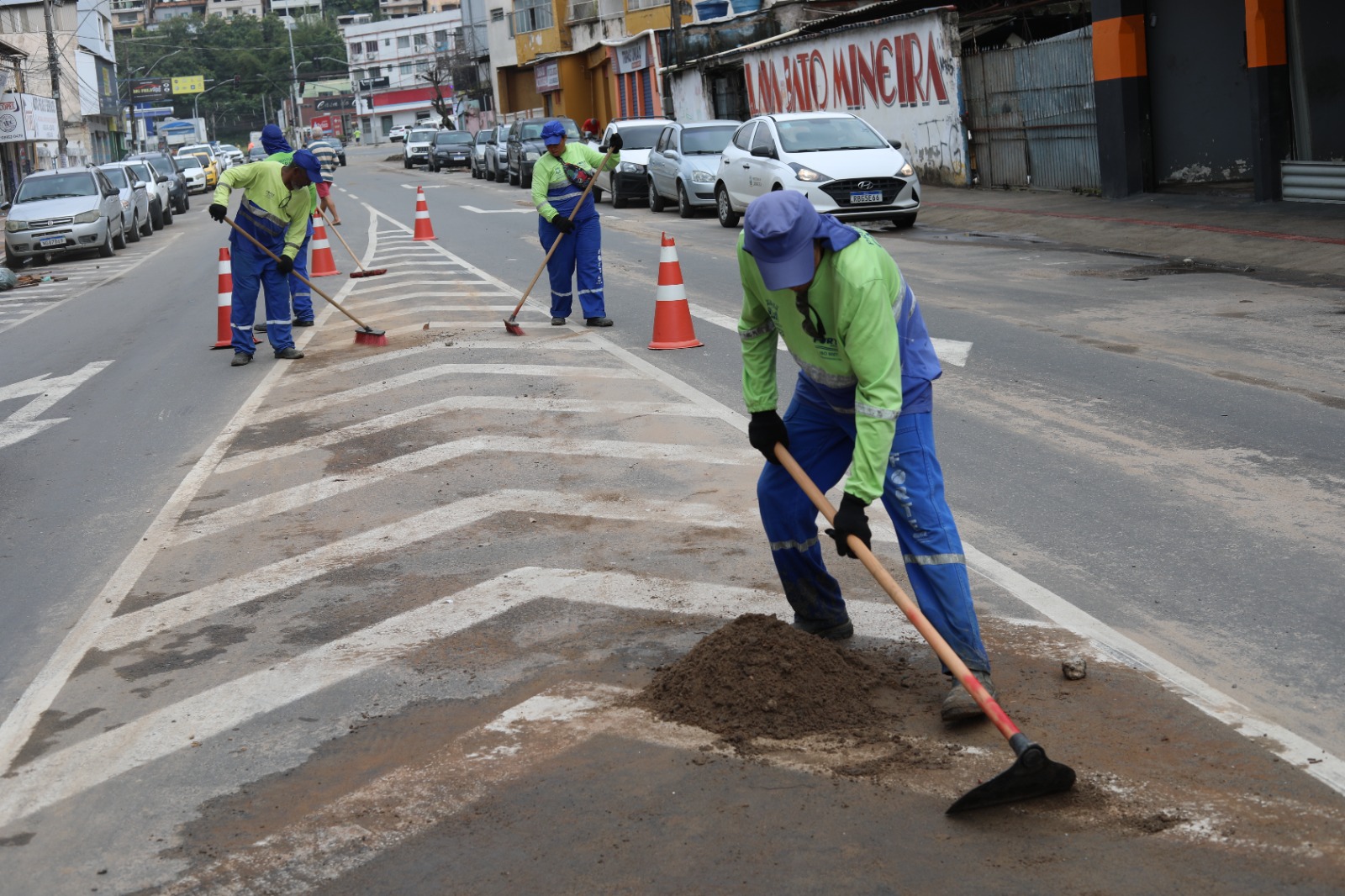 Equipes da Secretaria de Serviços seguem nas ruas com limpeza após fortes chuvas no município