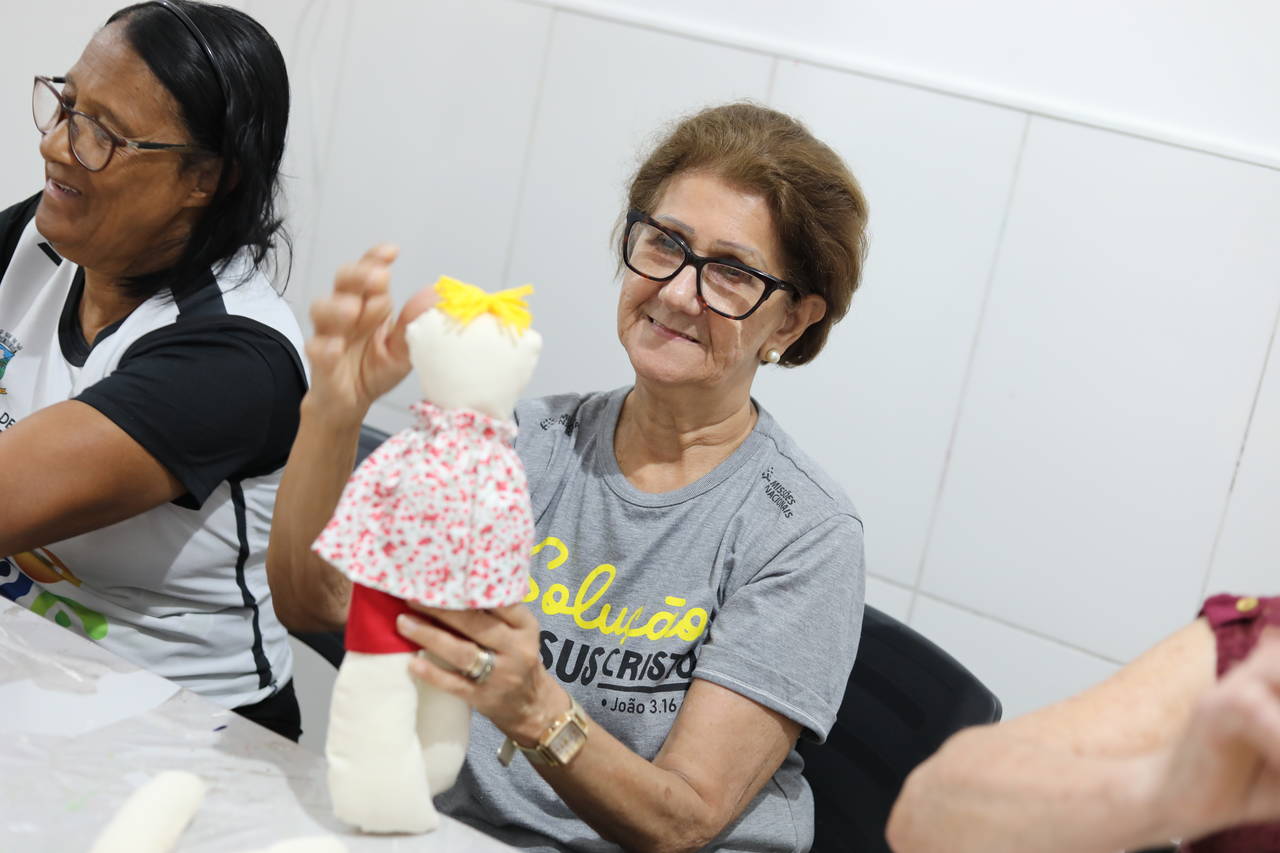 Idosos do CCPI de Campo Grande preparam bonecas que serão doadas para crianças de acolhimentos institucionais