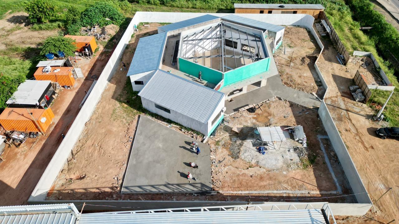 Obras do Centro de Convivência em Itacibá avançam com estrutura para telhado e concretagem de piso na área externa