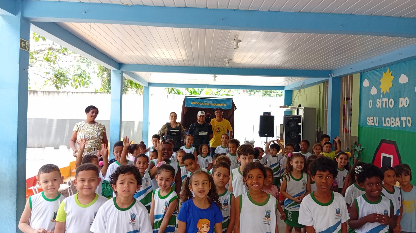 De forma divertida, crianças de escola em Flexal II aprendem sobre segurança no trânsito 