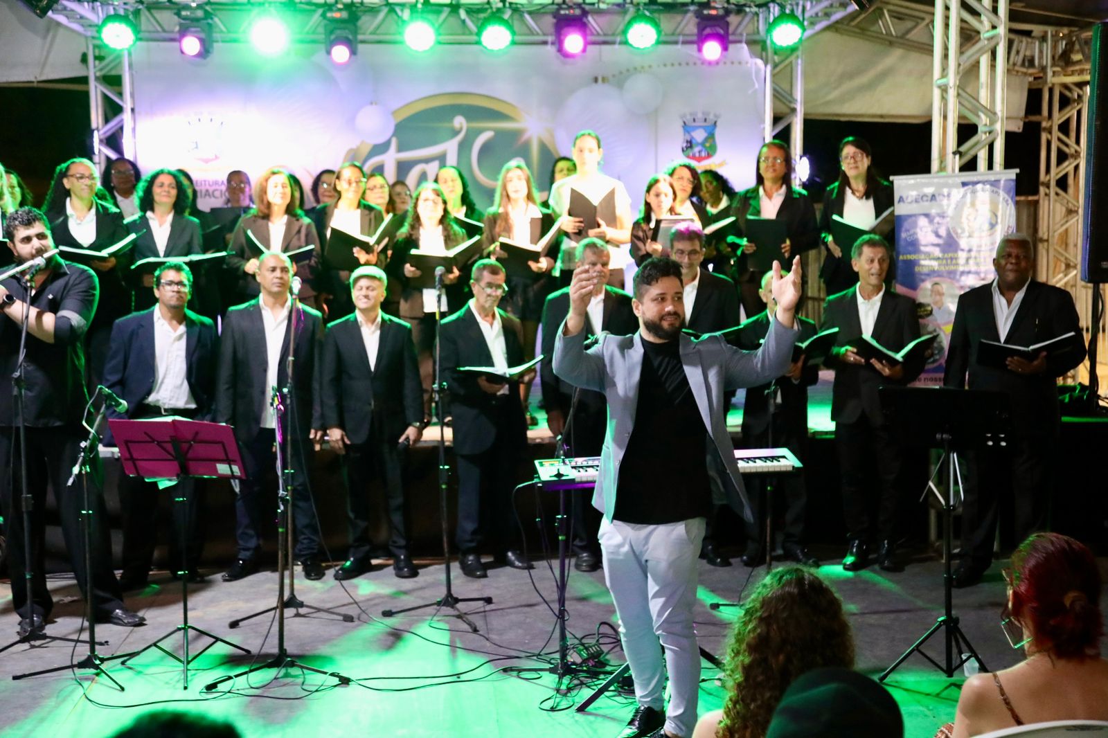 Apresentação do Coro Mochuara emociona público na Vila de Natal