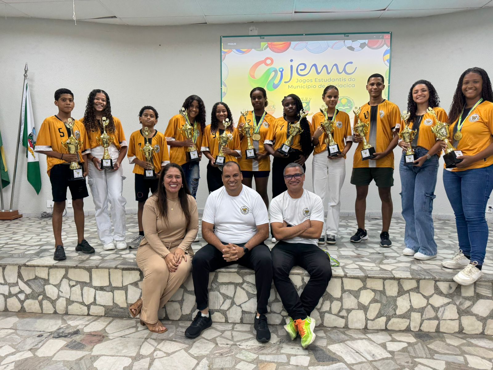 Cerimônia marca entrega de troféus para alunos premiados nos JEMC