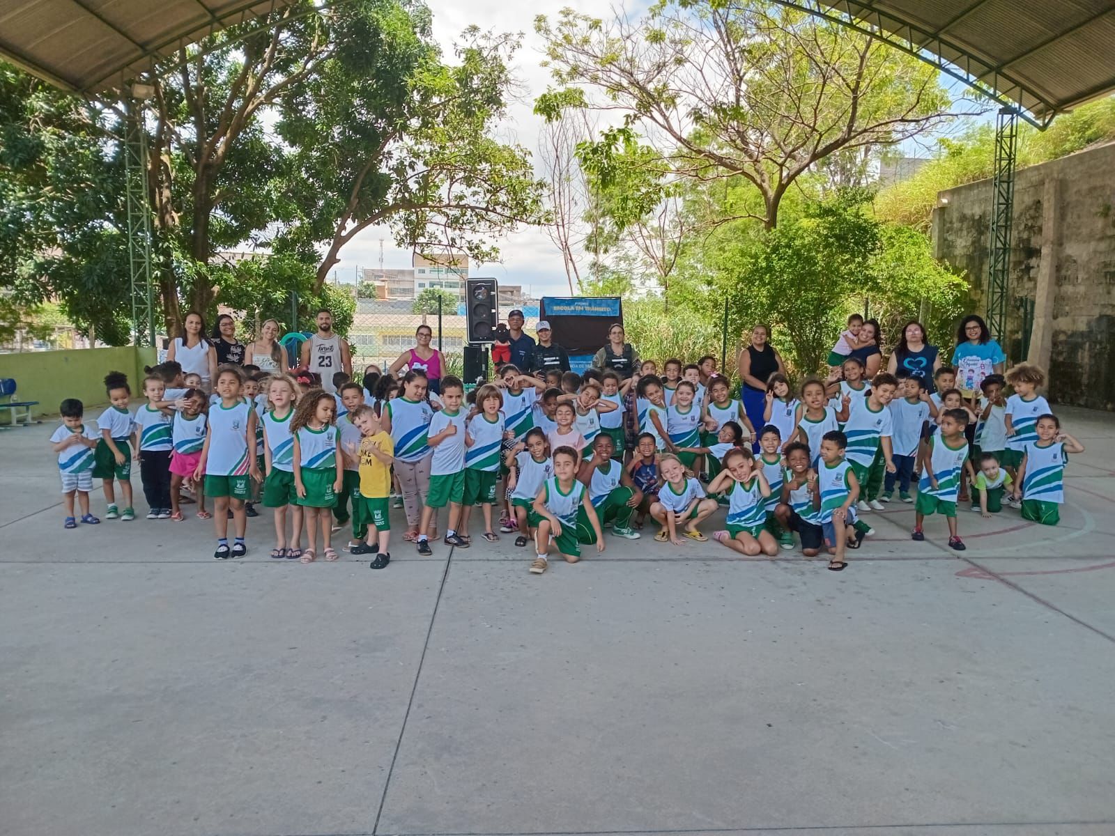 Apresentação com fantoches conscientiza alunos de escola em Bandeirantes sobre a educação no trânsito
