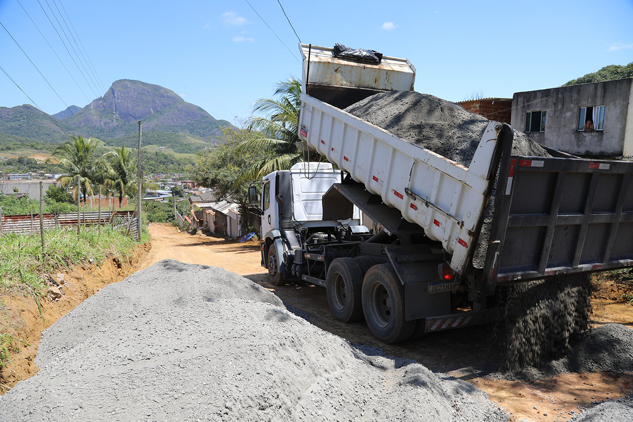 Seguem obras de pavimentação no bairro Planeta e em Alto Lage