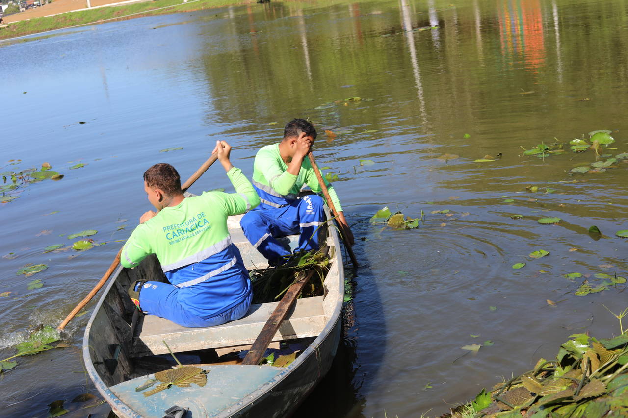 Secretaria de Serviços realiza limpeza manual de lago no O Parque Cravo e a Rosa 