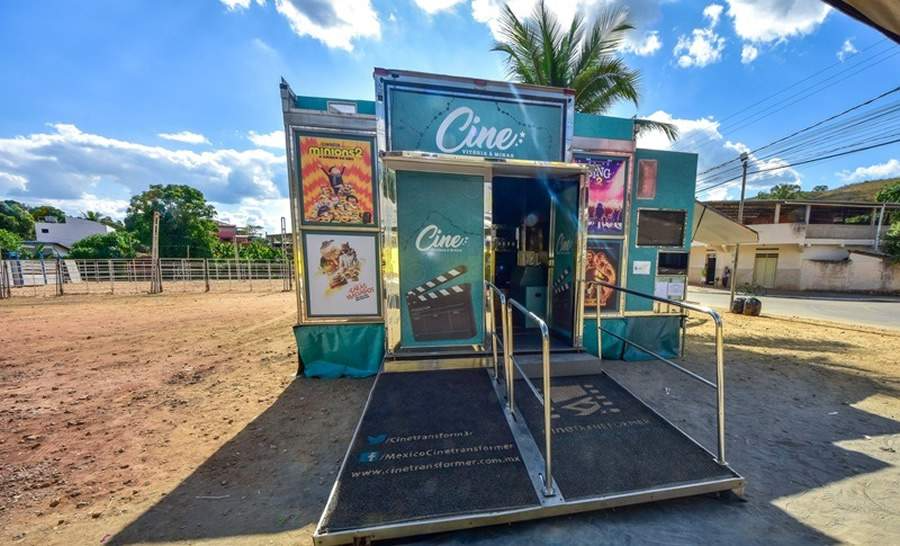 Cinema sobre rodas estaciona em Nova Canaã com filmes, pipoca e refrigerante gratuitos