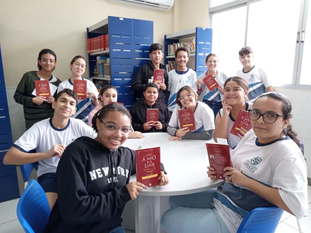 Escola incentiva alunos a conhecerem os clássicos da literatura brasileira