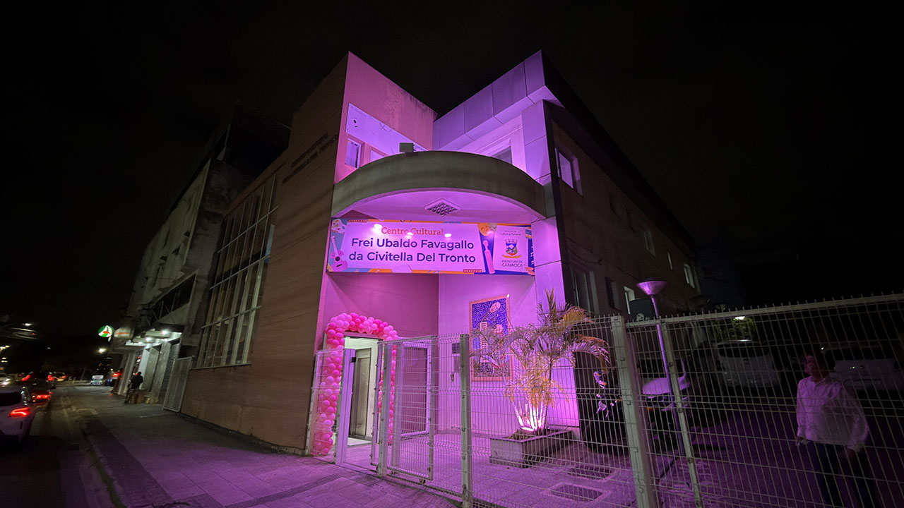 Outubro Rosa: Cariacica recebe iluminação especial para reforçar a luta contra o câncer de mama