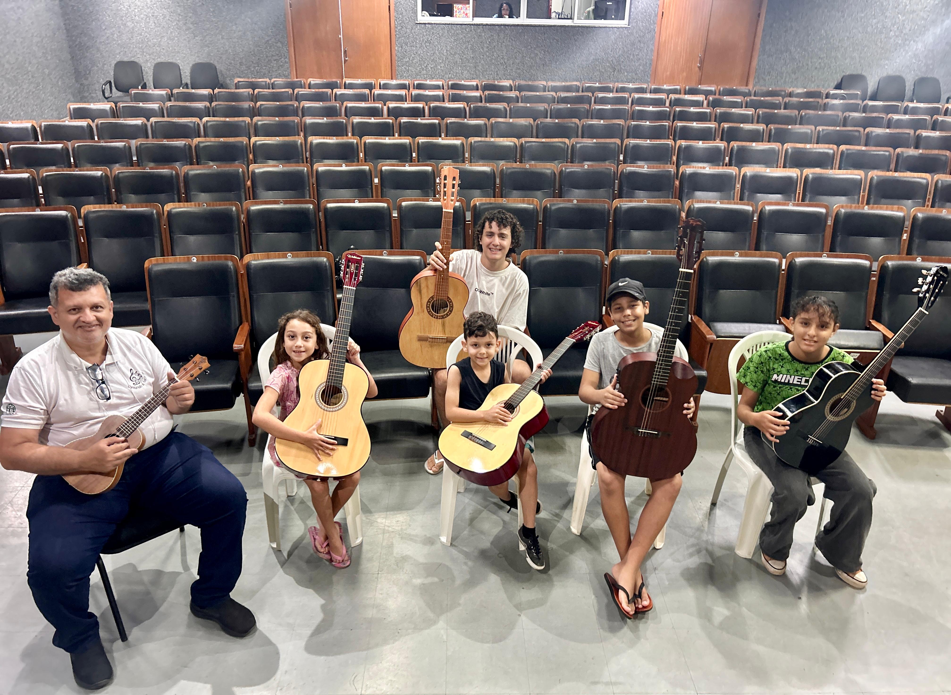 Começam aulas gratuitas de violão e ukulele no Centro Cultural Frei Civitella; inscrições continuam abertas