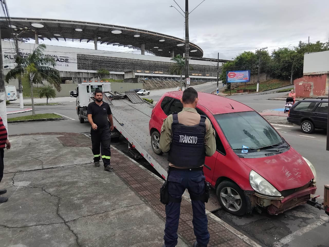 Operação Cidade Limpa remove veículos abandonados em trecho da Avenida Kleber Andrade