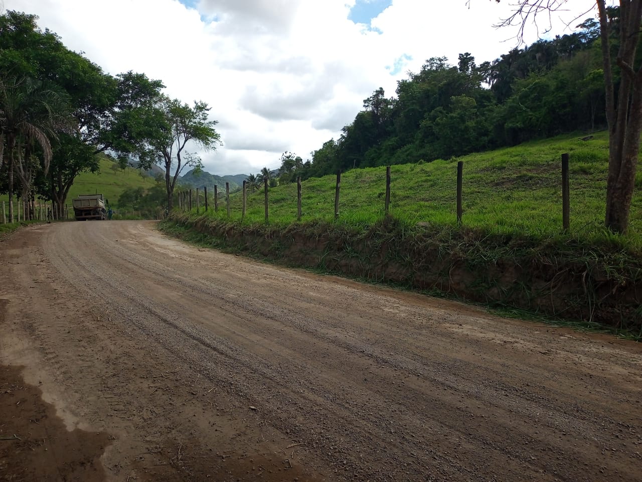 Agricultura realiza manutenção em 5 km de estradas rurais entre Maricará e Cachoeirinha
