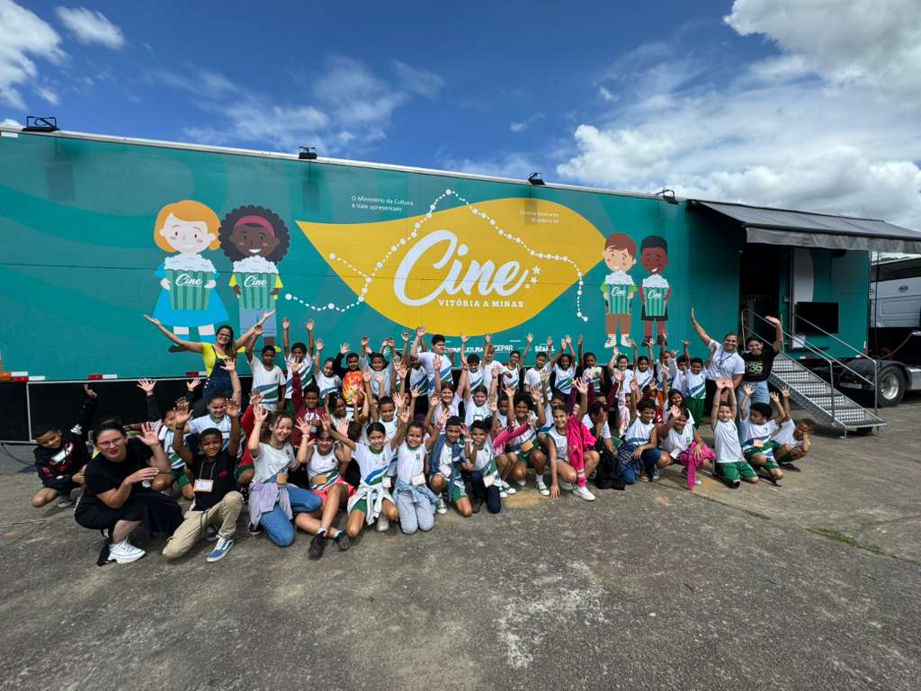 Cinema em carreta leva sessões gratuitas para estudantes e comunidade de Flexal I