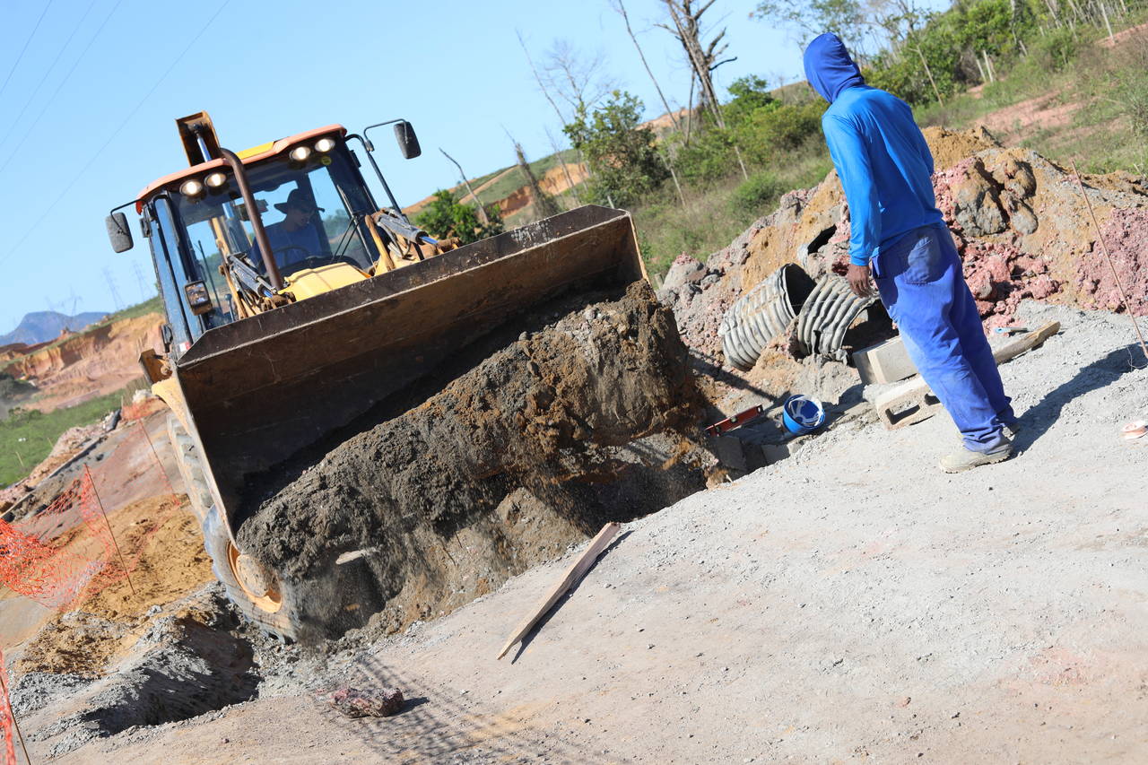 Obras de pavimentação em Vila Cajueiro avançam e chegam a 59% de conclusão