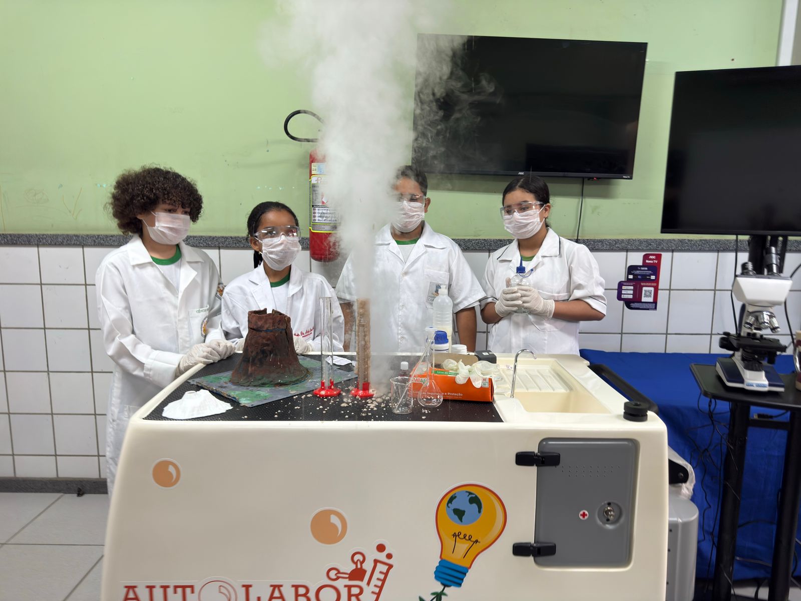 Cientistas por um dia: aula com laboratório de ciências móvel dinamiza aprendizado em escola de Cariacica