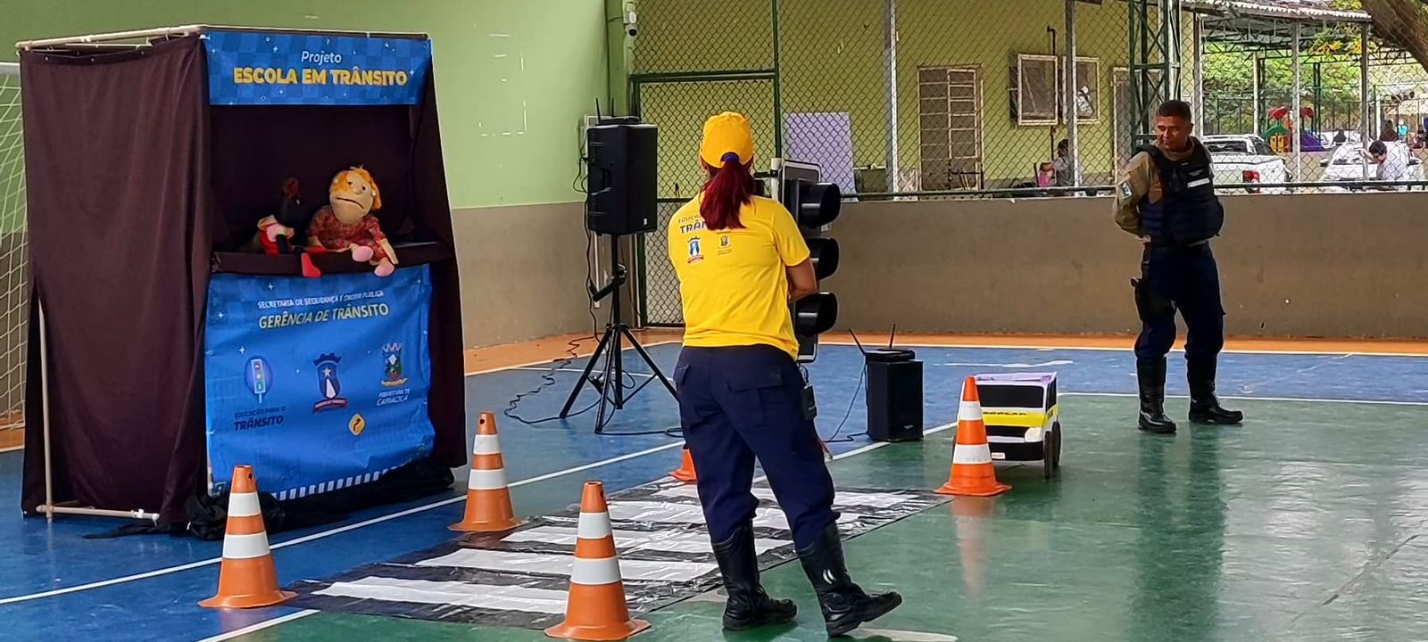 Com fantoches e teatro, alunos aprendem sobre a segurança no trânsito 