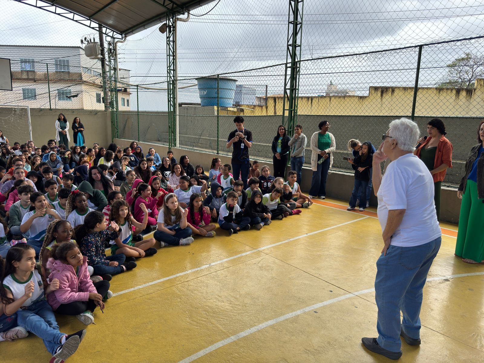 Educação reforça ações de acessibilidade e inclusão para pessoas com deficiência auditiva nas escolas