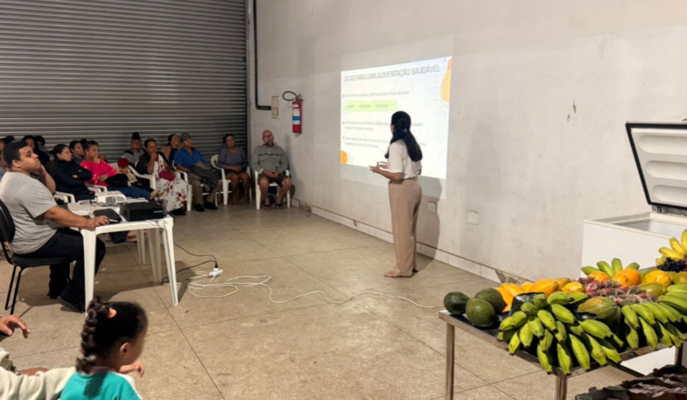 Famílias recebem cestas de alimentos e participam de oficina sobre alimentação saudável 