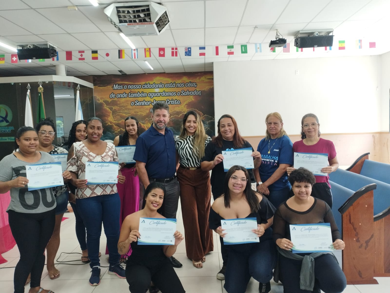 CariaciCAPACITA forma turma do curso de unhas de gel em Jardim de Alah