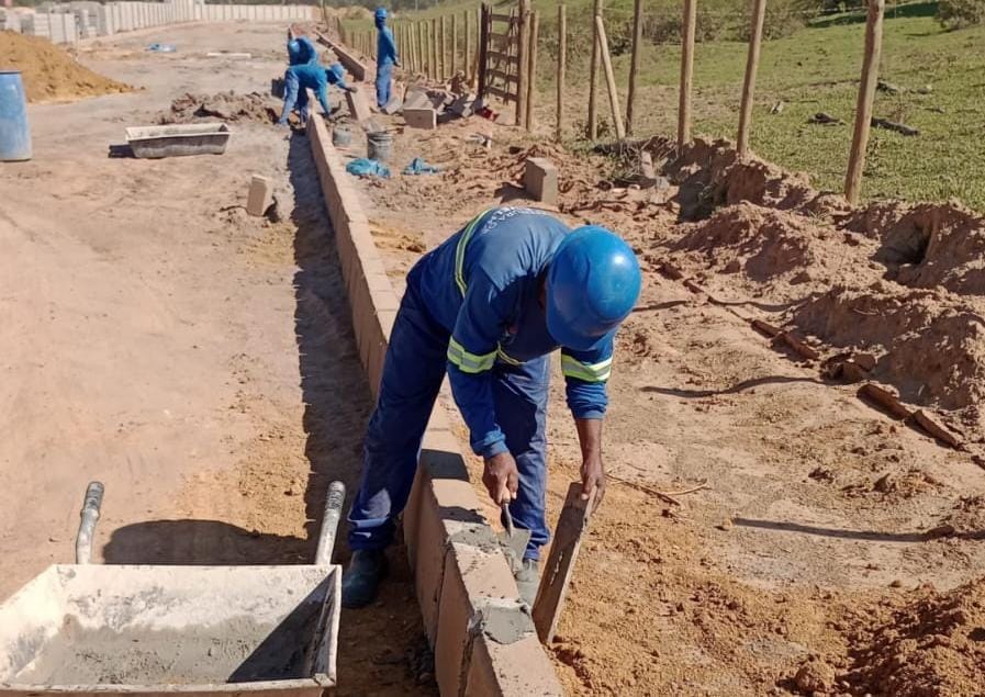 Obras de drenagem e pavimentação avançam na Rua Junho em Vila Cajueiro