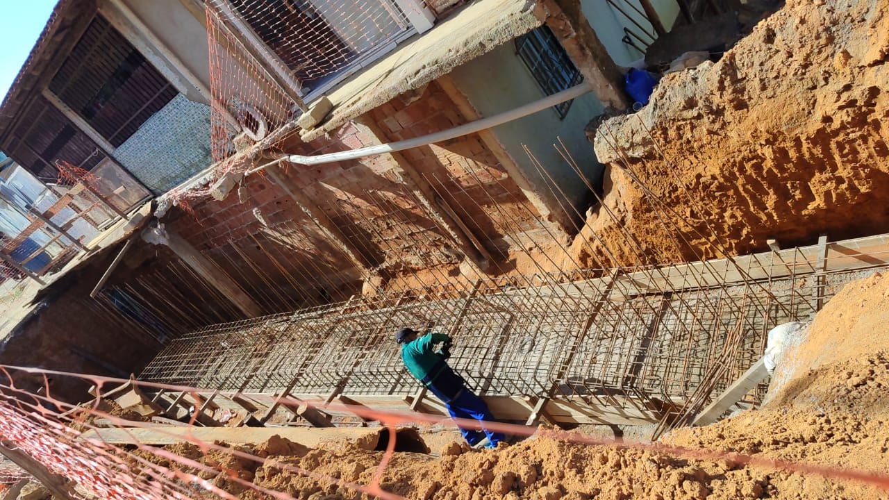 Secretaria de Serviços executa muro de contenção e reforça segurança em Flexal II