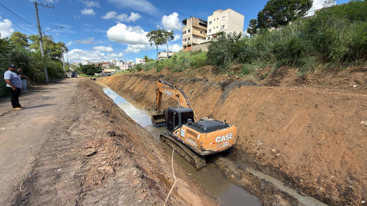 Limpeza de canal em São Geraldo reforça manutenção urbana em Cariacica