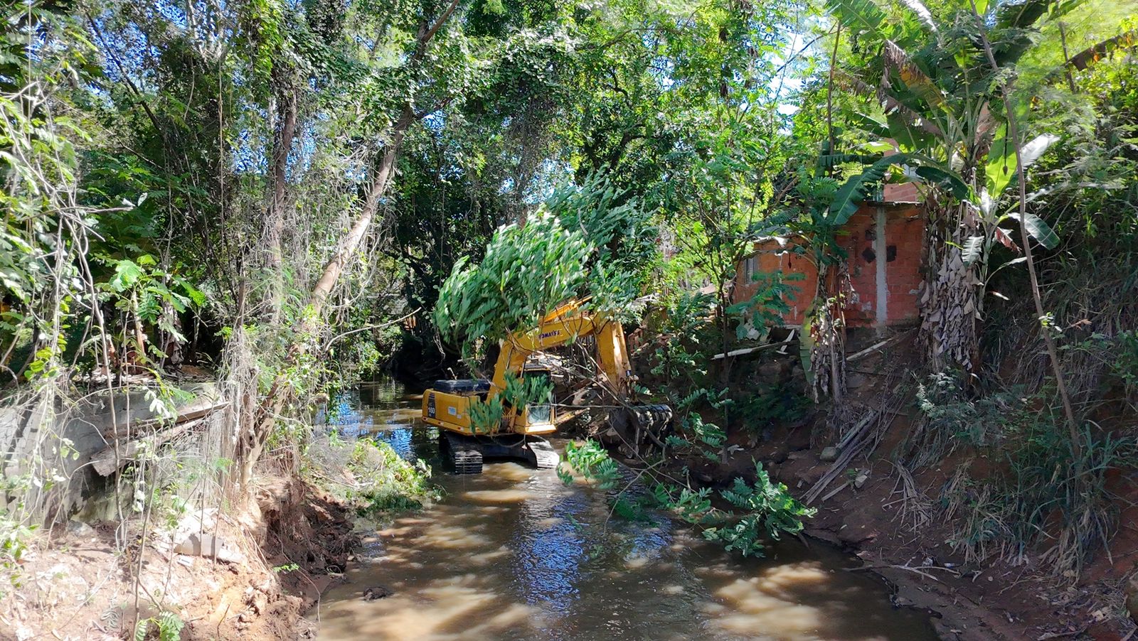 Secretaria de Serviços avança com limpeza do Rio Formate e realiza nova etapa da ação em Vila Rica