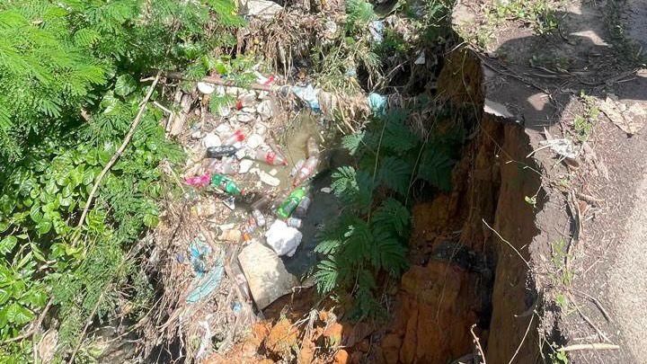 Secretaria de Serviços remove plástico e garrafas durante limpeza de canal em Boa Sorte