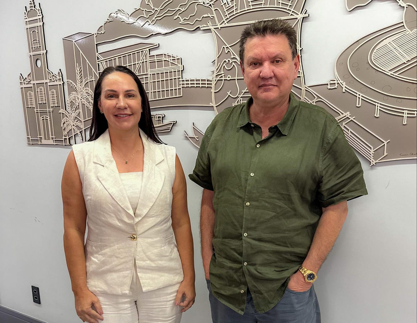 Prefeito Euclério Sampaio transmite cargo para vice-prefeita durante período de férias