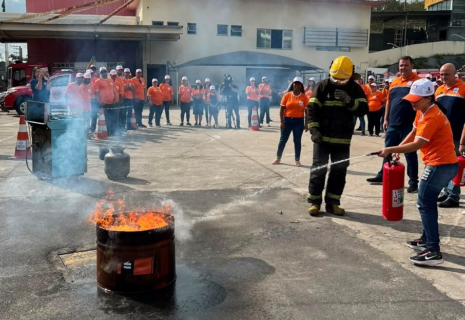 Defesa Civil promove aula prática sobre noções básicas de combate a princípios de incêndio