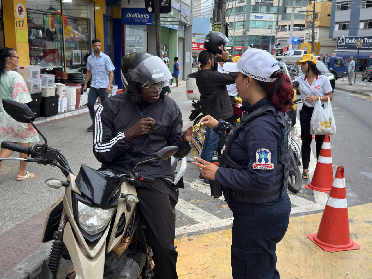 Inspetoria de Trânsito orienta motociclistas sobre atitudes que podem salvar vidas no trânsito