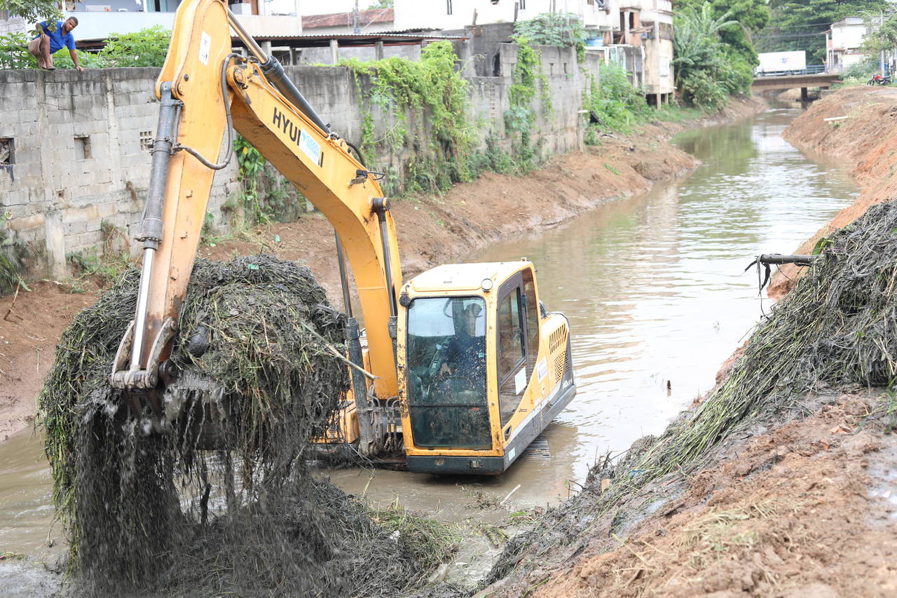 De carcaça de moto a restos de obra: Cariacica retira 48 mil toneladas de resíduos de canais entre janeiro a julho 