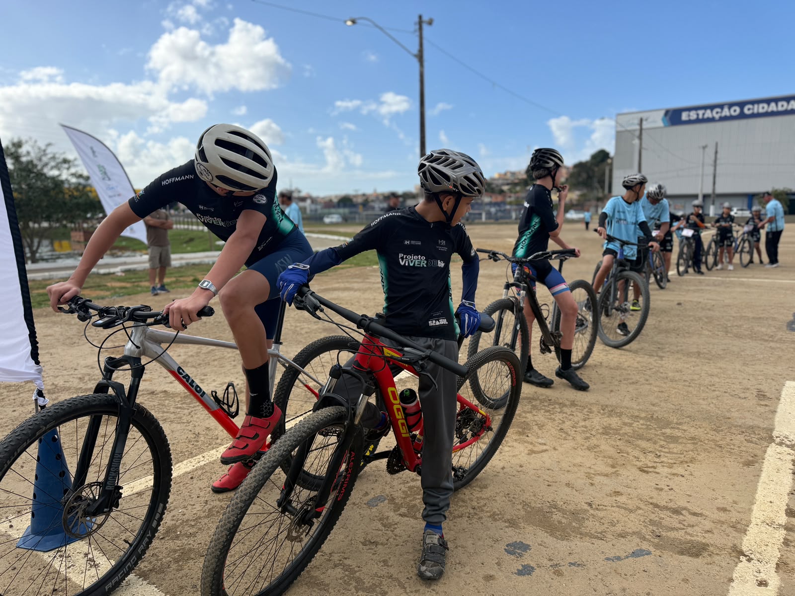 Aula de mountain bike reúne crianças e adolescentes no Parque O Cravo e a Rosa neste sábado (1º)