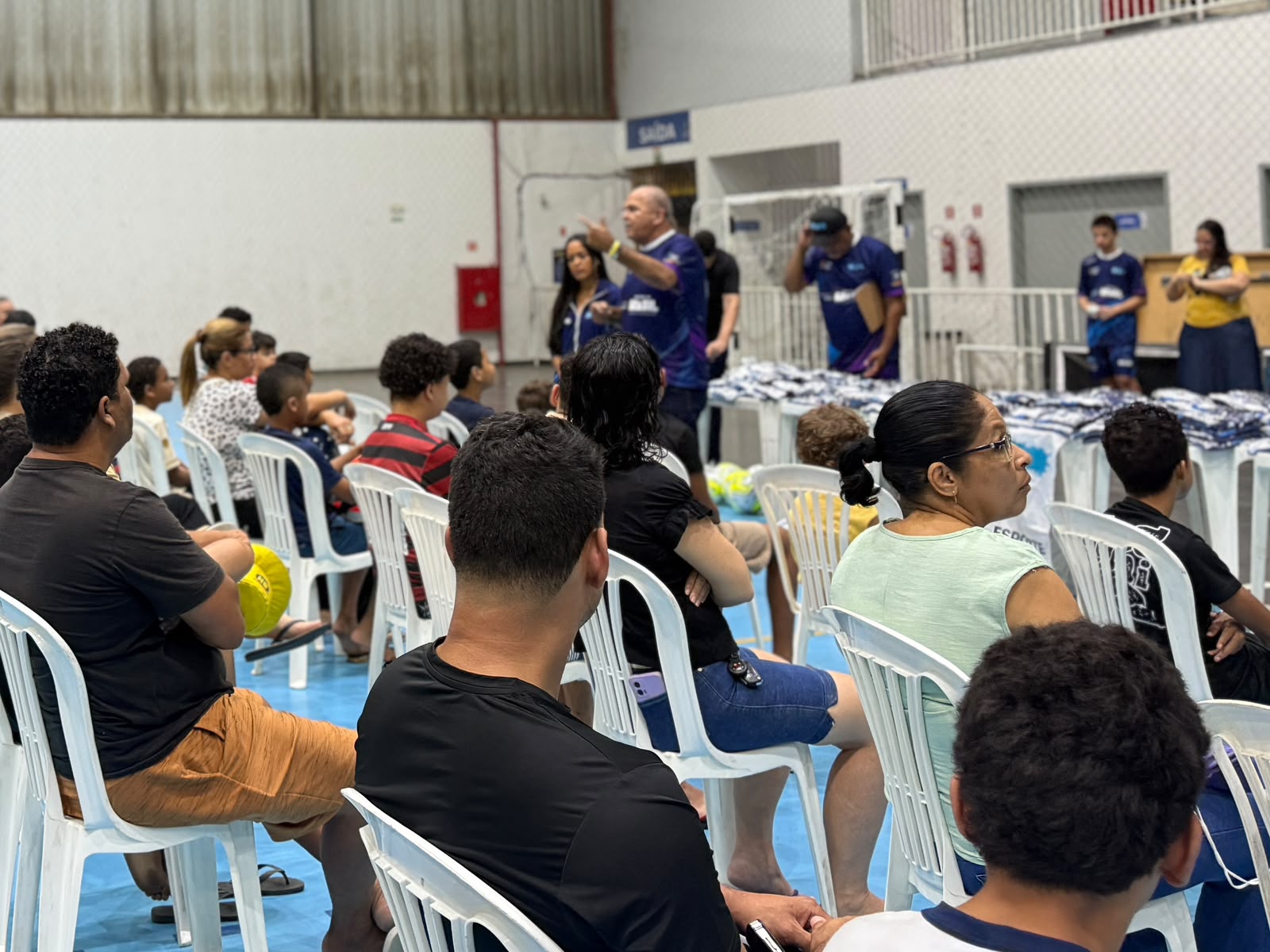 Prefeitura entrega mais de 250 uniformes para adolescentes atendidos por projeto esportivo
