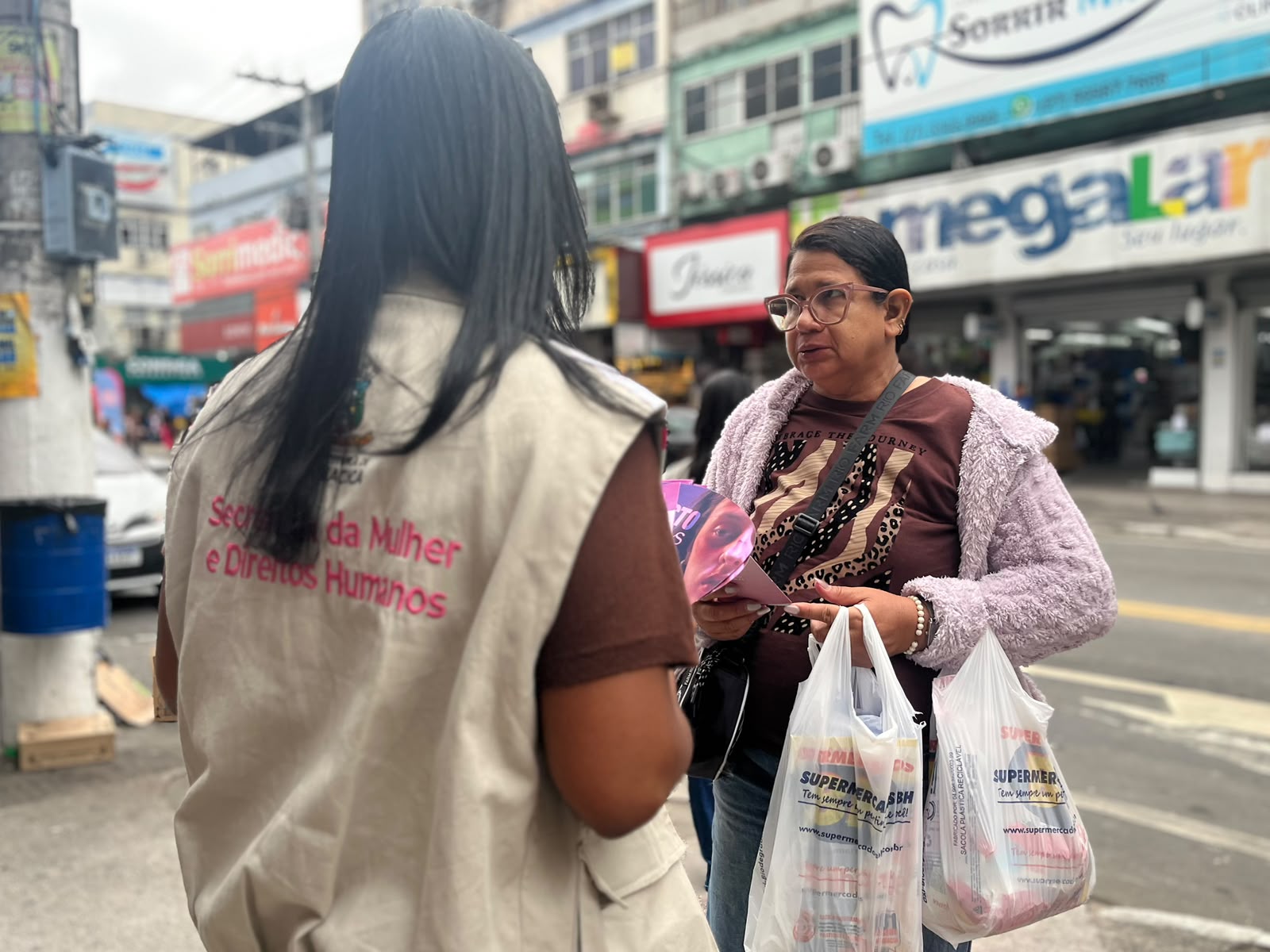 Agosto Lilás: ação leva orientações sobre combate à violência contra a mulher em Campo Grande 