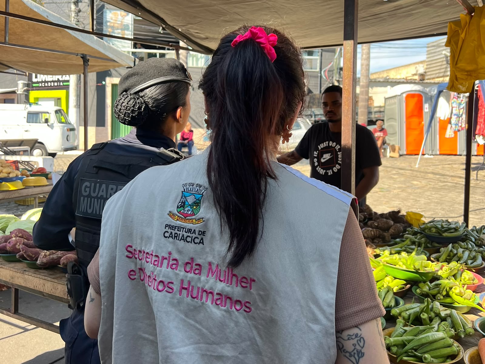 Agosto Lilás: equipes conscientizam sobre violência contra a mulher em feira de Cariacica-Sede 