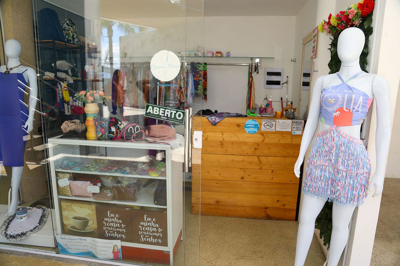 De abadás a máscaras: Ateliê no Mercado Municipal personaliza adereços para curtir o carnaval  