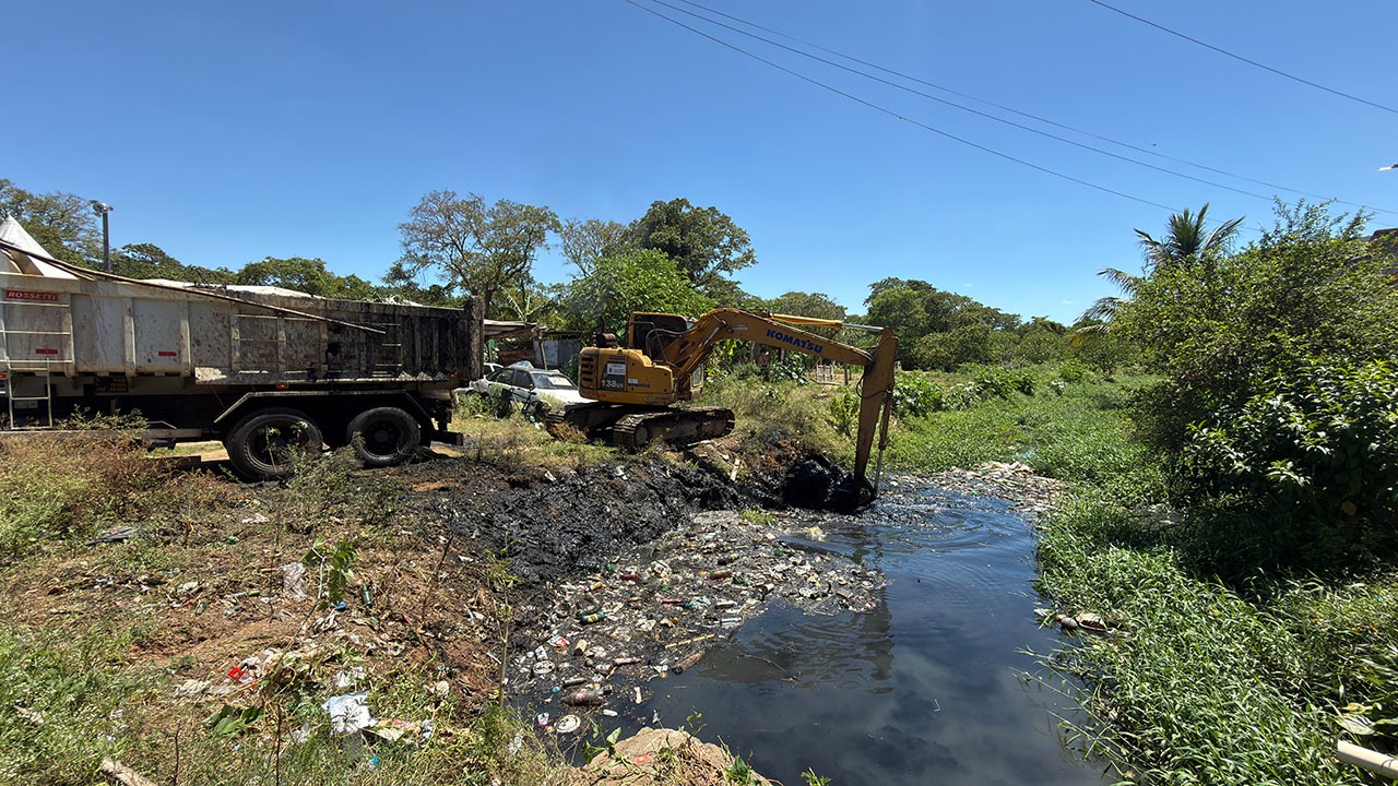 Cariacica amplia frentes de limpeza e manutenção de canais do município