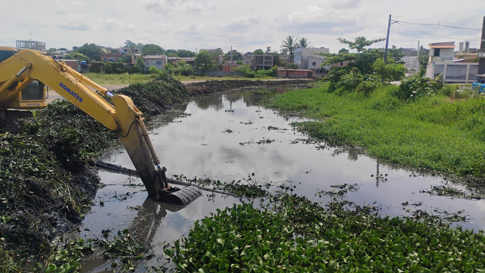 Secretaria de Serviços intensifica limpeza em canais para combater a dengue e melhorar o escoamento de água