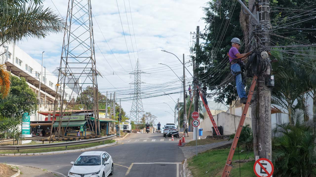 Ruas de Alto Lage recebem mutirão para retirada de fios sem utilidades para garantir mais segurança 