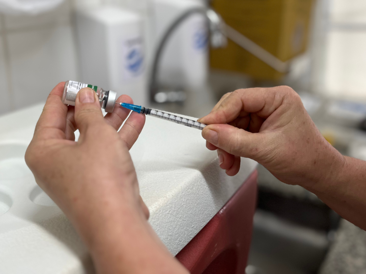 Vacinação em casa: mais de 1,2 mil pacientes acamados são imunizados contra a gripe