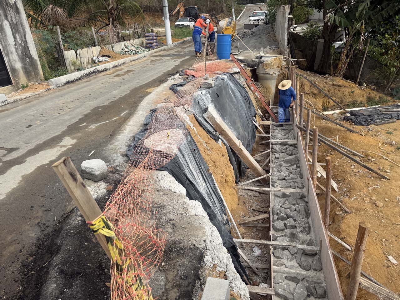 Prefeitura constrói muro de contenção em Bubu para garantir mais segurança e mobilidade 
