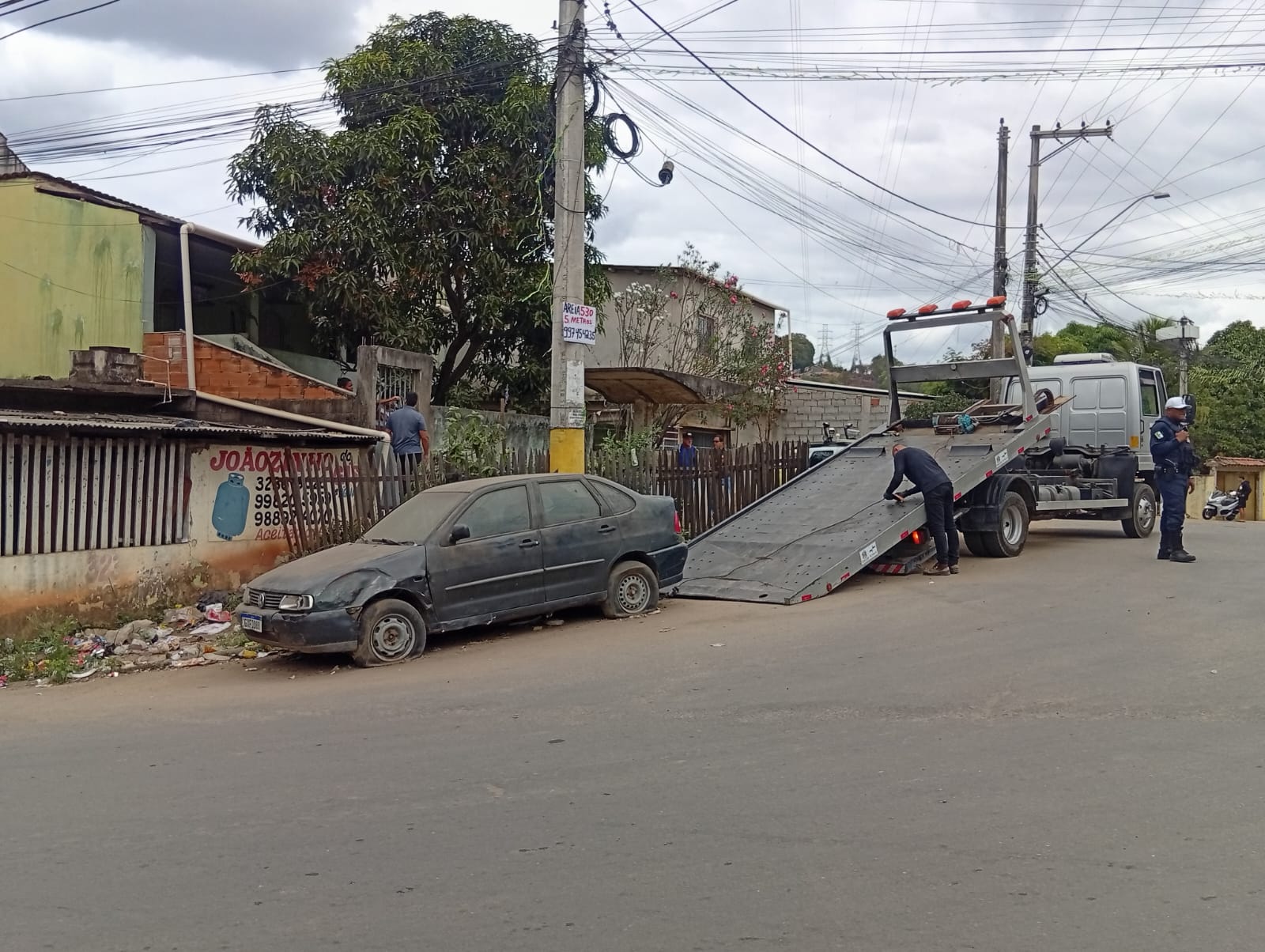 Operação integrada autua oficina e remove veículos abandonados em Flexal I
