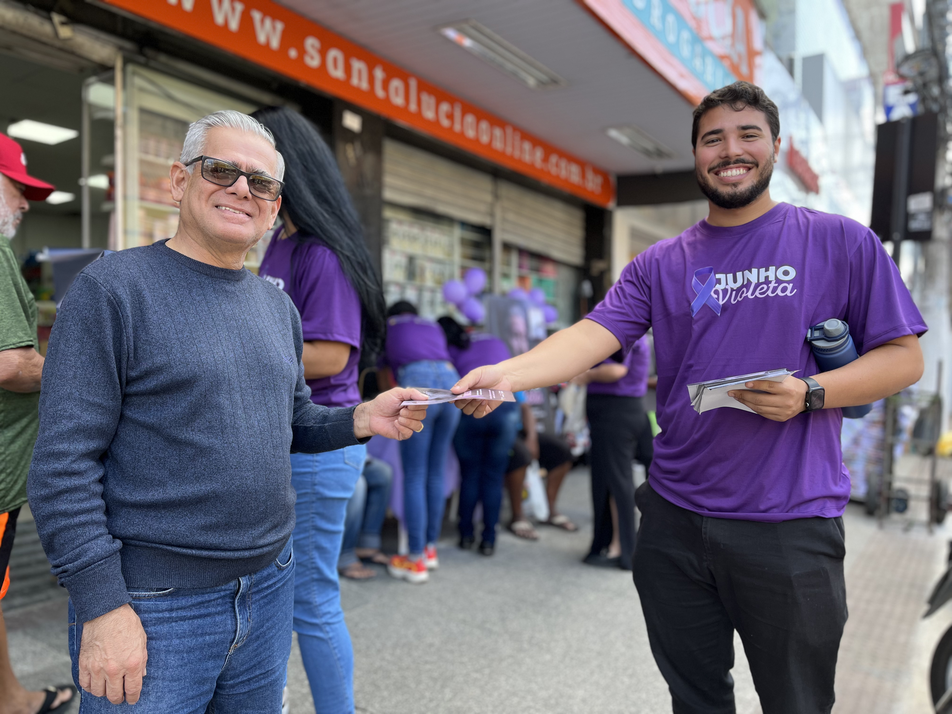 Junho Violeta: Creas realiza ação de conscientização na Avenida Expedito Garcia 