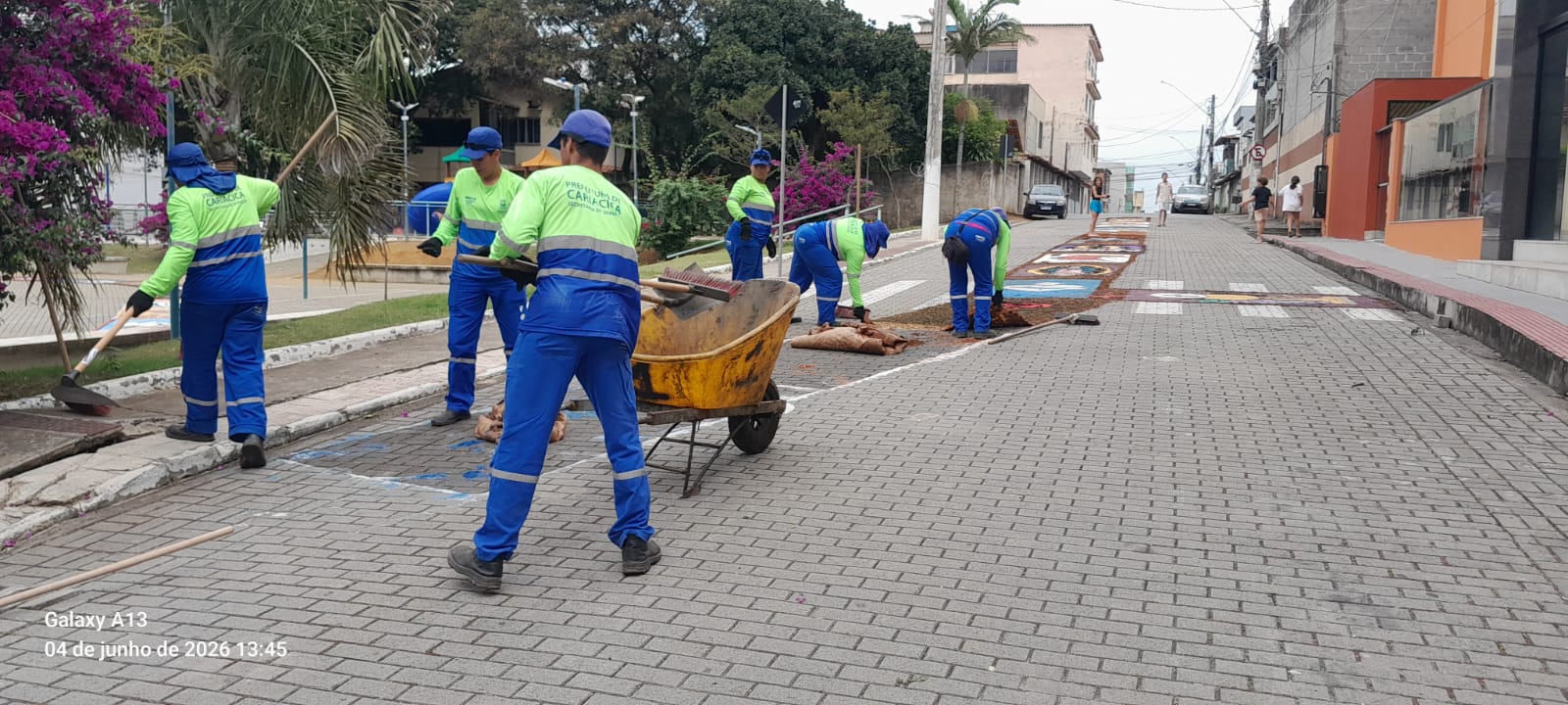 Secretaria de Serviços realiza limpeza das vias após passagem de procissão em Cariacica
